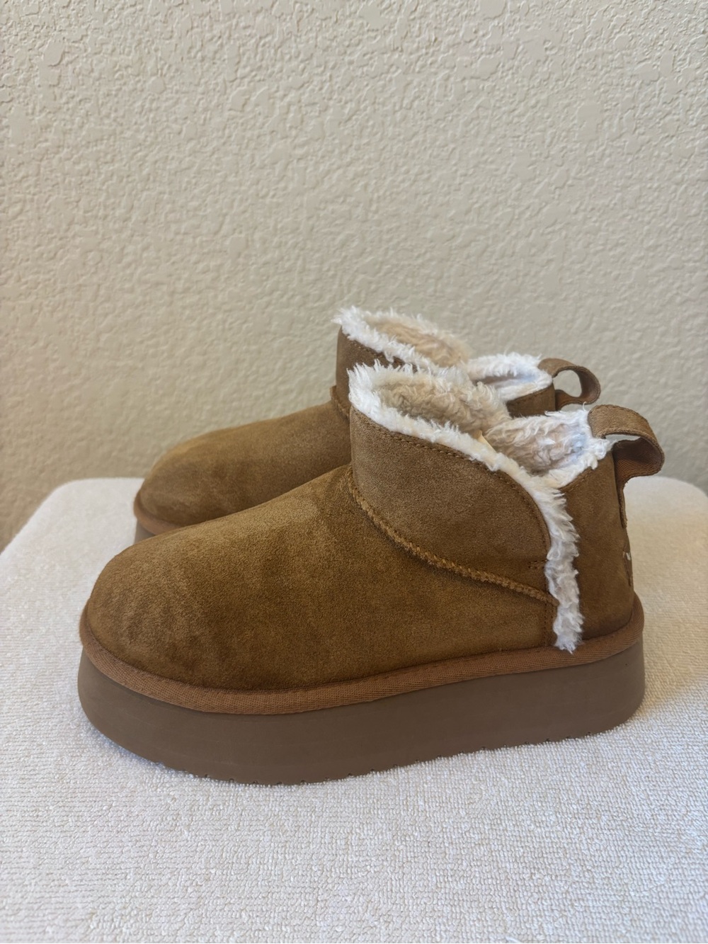 UGG Koolaburra Faux-Shearling platform Ankle Boots in Chestnut size 6